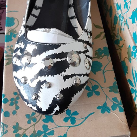 BAMBOO BLACK WHITE ZEBRA FLATS STUDED - Picture 1 of 2